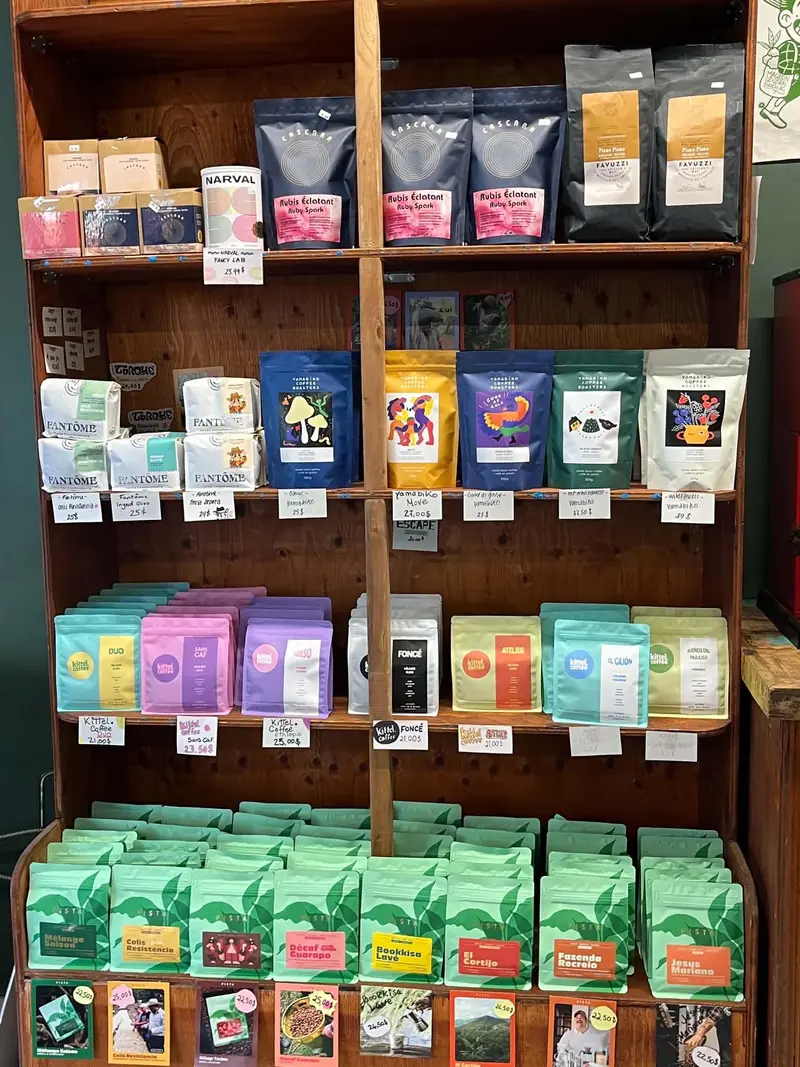L’étagère des cafés en grains de torréfacteurs du Québec au magasin