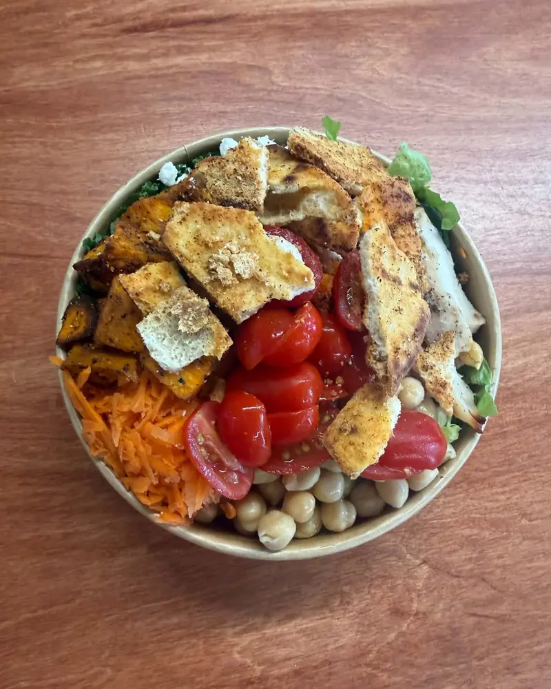 Une salade du bar à salades du Magasin Général d’Hochlag