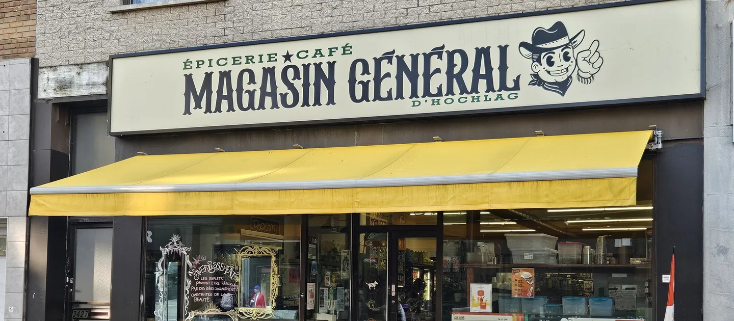 La façade du Magasin Général d'Hochlag, rue Ontario Est